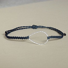 Bracelet  bleu fonc&eacute; en micro-macram&eacute; avec une goutte en argent